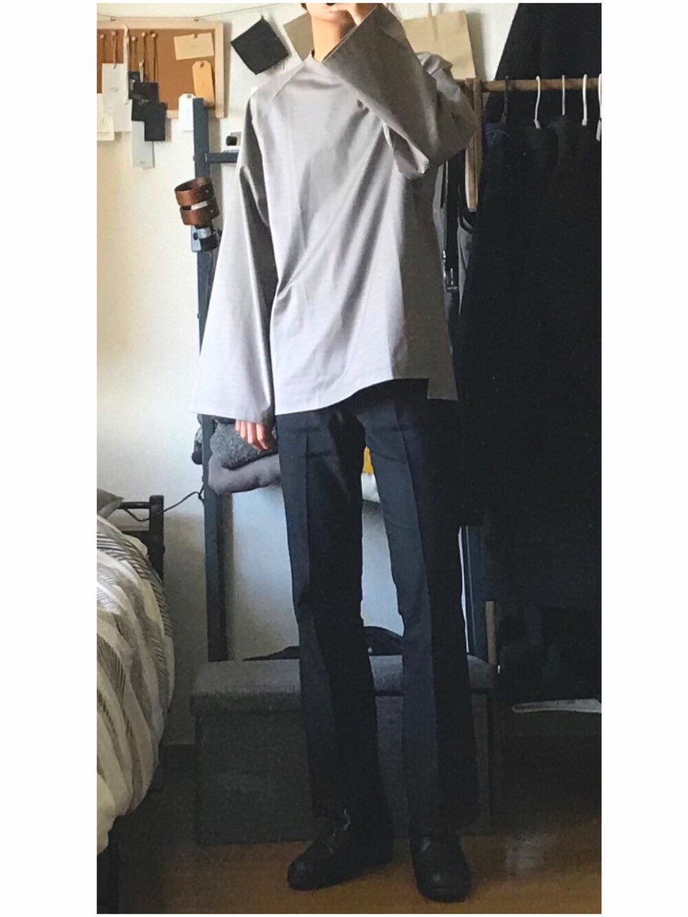 「シンプル、キレイめ、かっこいい系、フレアパンツ、カットソー、ヒールシューズ、juha、jieda、HARE」｜「juhaのBIG BORDER L/S TEE（Tシャツ/カットソー、ベージュ系）」を使った、ずっきーさん（メンズ・177cm）の冬コーディネートの1枚目の写真