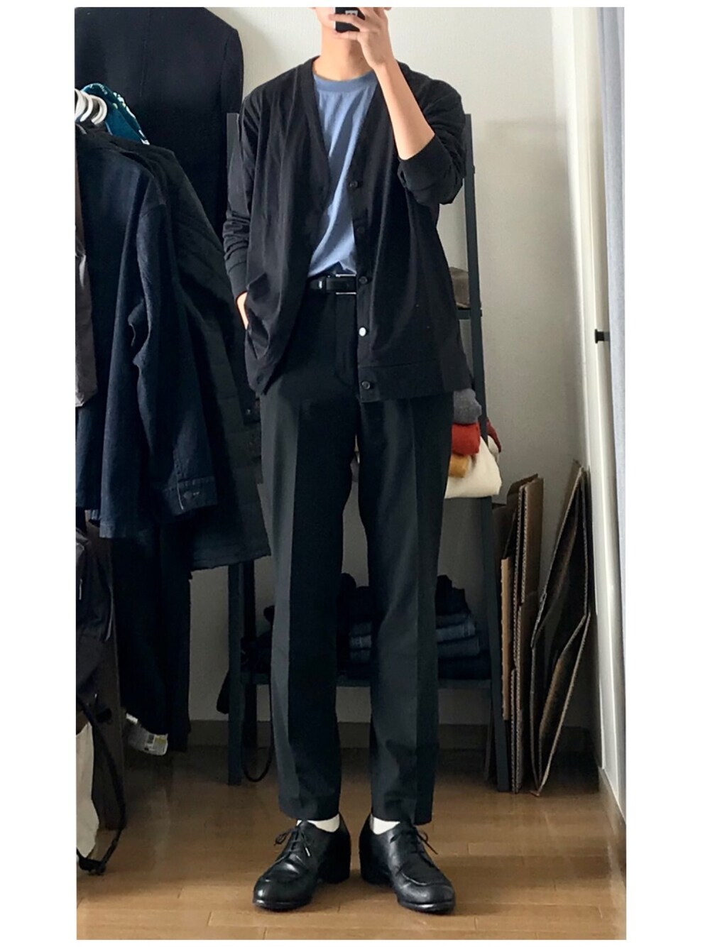 「出勤コーデ、シンプル、キレイめ、カーディガン、スラックス、タックイン、ブラック、ブルー、UNIQLO、HARE」｜「UNIQLOのエアリズムUVカットカーディガン（長袖）（カーディガン/ボレロ、ブラック系）」を使った、ずっきーさん（メンズ・177cm）の冬コーディネートの1枚目の写真