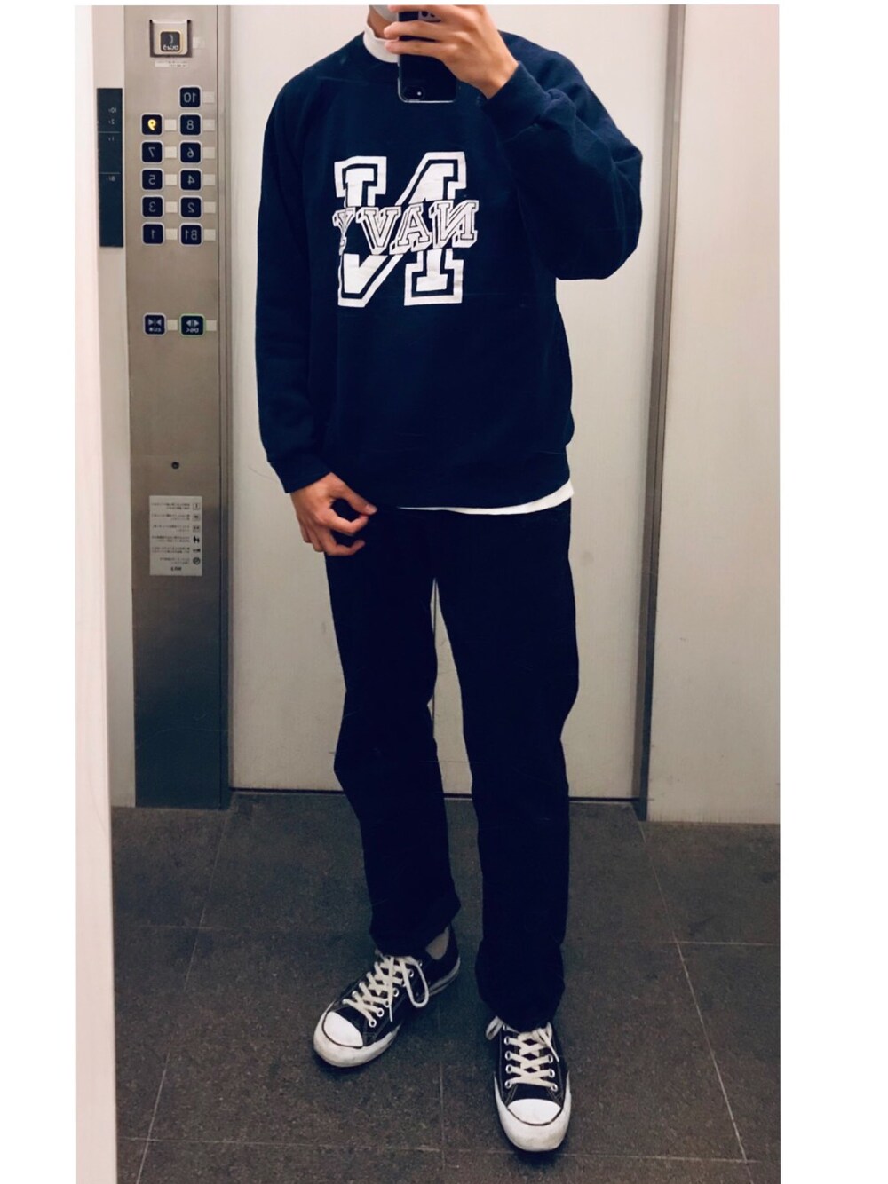 「シンプルコーデ、ゆるコーデ、カジュアル、古着、スウェット、デニム、レイヤードスタイル、スニーカー、ユニクロ、converse」｜「usedのアイテム（スウェット、ブルー系）」を使った、ずっきーさん（メンズ・177cm）の春コーディネートの1枚目の写真