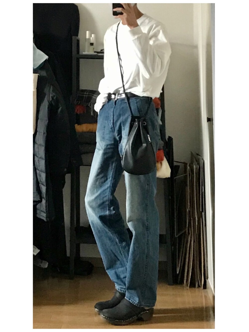 「カジュアルコーデ、シンプル、春コーデ、タックイン、デニム、ロンT、サボ、レザーバッグ、UNIQLO、MOHEDA TOFFELN」｜「UNIQLOのクルーネックＴ（長袖）（Tシャツ/カットソー、ホワイト系）」を使った、ずっきーさん（メンズ・177cm）の春コーディネートの1枚目の写真