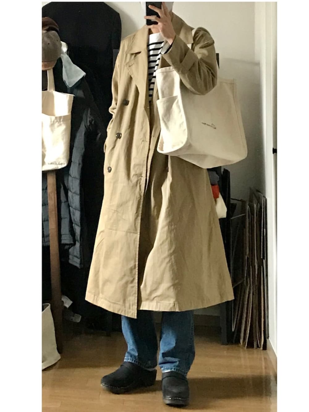 「カジュアル、シンプル、春コーデ、トレンチコート、ボーダー、デニム、サボ、トートバッグ、URBAN RESEARCH、UNIQLO」｜「ADMIX/ATELIER SAB MENのコットンツイル ／ オーバーサイズ マキシロング丈 トレンチコート スプリングコート（トレンチコート、ベージュ系）」を使った、ずっきーさん（メンズ・177cm）の春コーディネートの1枚目の写真