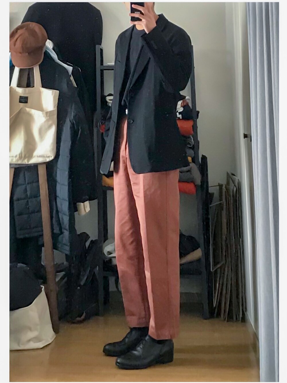 「シンプル、きれいめカジュアル、ブラック、ジャケット、カラーパンツ、チノパン、ヒールシューズ、UNIQLO、HARE」｜「UNIQLOのコンフォートジャケット（丈標準）（その他アウター、ブラック系）」を使った、ずっきーさん（メンズ・177cm）の春コーディネートの1枚目の写真