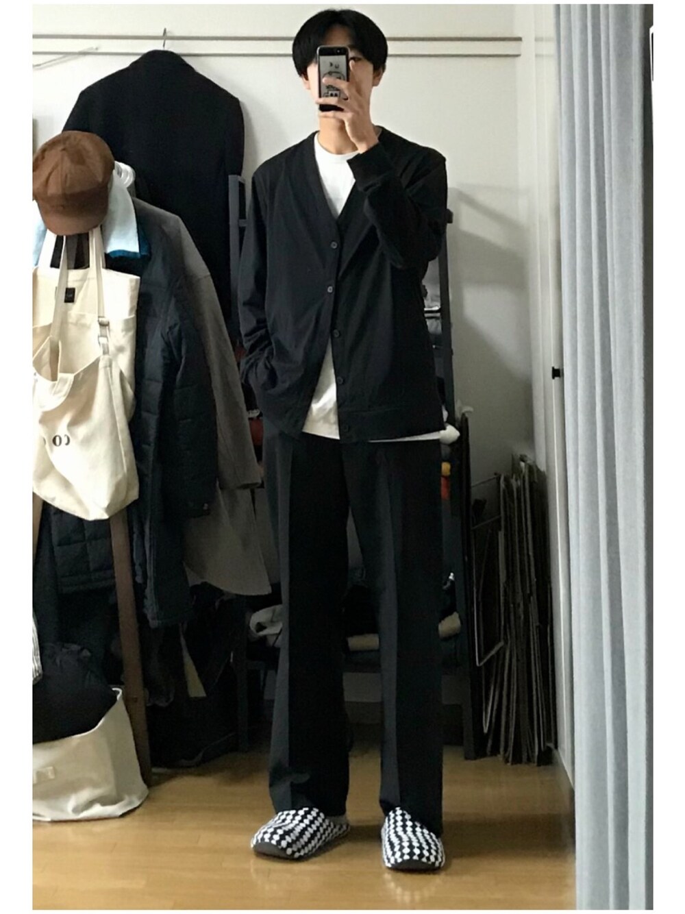 「休日スタイル、おうちファッション、シンプル、キレイめ、ブラック、カーディガン、UNIQLO、UNIQLO U」｜「UNIQLOのエアリズムUVカットカーディガン（長袖）（カーディガン/ボレロ、ブラック系）」を使った、ずっきーさん（メンズ・177cm）の春コーディネートの1枚目の写真