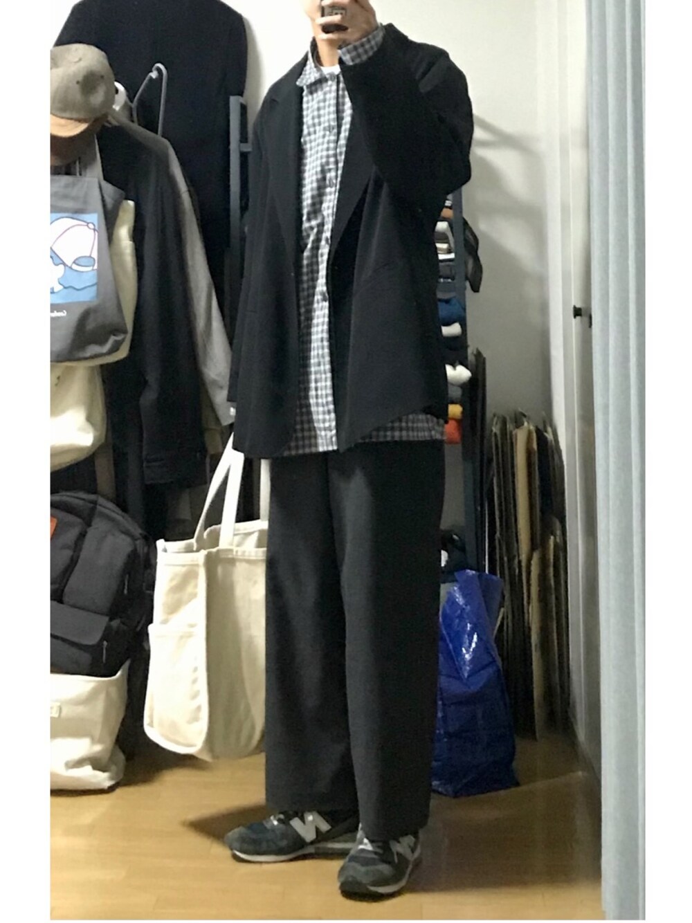 「ビッグシルエット、きれいめカジュアル、春コーデ、古着、スニーカー、ジャケット、パジャマシャツ、ワイドパンツ、UNIQLO、New Balance」｜「usedのアイテム（テーラードジャケット、ブラック系）」を使った、ずっきーさん（メンズ・177cm）の春コーディネートの1枚目の写真