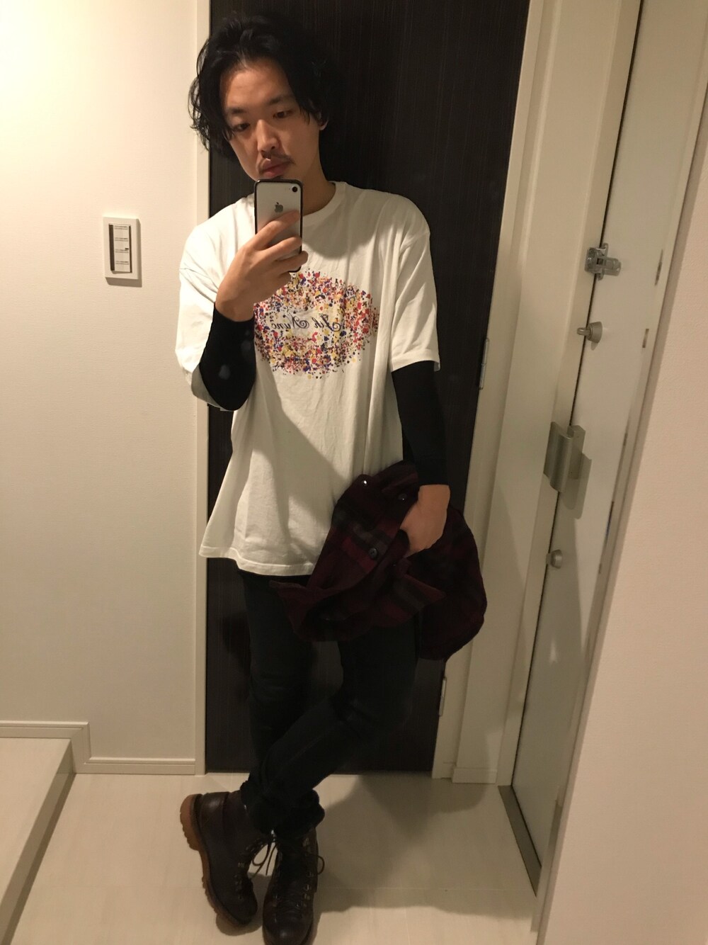 「カジュアル、大人カジュアル、オーバーサイズ、今日のコーデ、華金」｜「Jih Nuncのmt5703-ビッグシルエットプリントTシャツ -COLOR PAINT LOGO-（Tシャツ/カットソー、ホワイト系）」を使った、はすみさん（メンズ・170cm）の春コーディネートの1枚目の写真