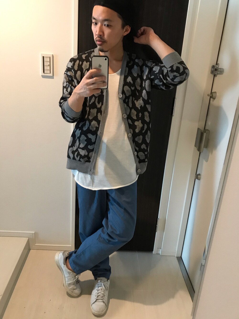 「春コーデ、大人カジュアル、ストリート、レイヤードスタイル、カモ柄、スニーカー、キャップ、華金、テキーラ」｜「KIJIMA TAKAYUKIのKIJIMA TAKAYUKI ゴートスエード6パネルキャップ（キャップ、ブラック系）」を使った、はすみさん（メンズ・170cm）の春コーディネートの1枚目の写真