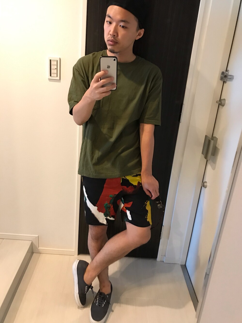 グリーン系のTシャツ/カットソー、ブラック系のその他パンツ、グレー系のスニーカーを着用したメンズの夏コーディネートの1枚目の写真