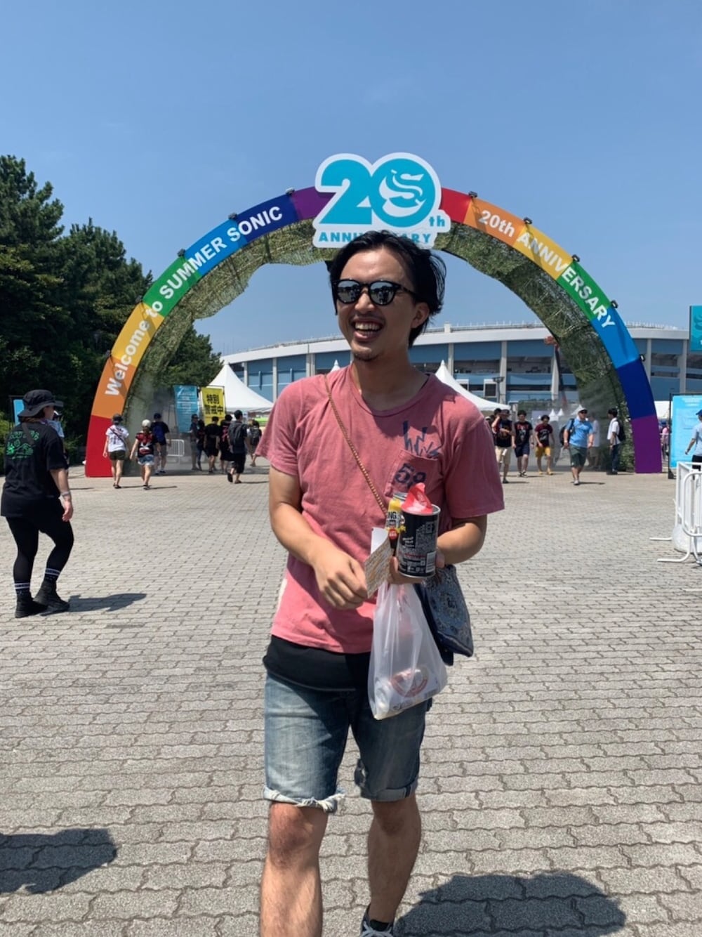 「休日コーデ、夏コーデ、サマソニ、カジュアルコーデ、大人カジュアル、レイヤードスタイル、Tシャツ、デニム、スニーカー、一昨日のコーデ」｜「NEWMANのアイテム（サングラス、その他）」を使った、はすみさん（メンズ・170cm）の夏コーディネートの1枚目の写真
