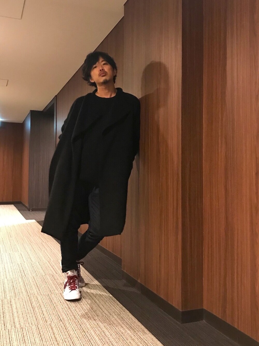 「秋冬コーデ、ビッグシルエット、シンプルコーデ、オトナカジュアル、今日のコーデ、コート、ニット、デニム、スニーカー、撮影」｜「CAMBIOのmj4129-ノーカラーガウンコート（ノーカラージャケット、ブラック系）」を使った、はすみさん（メンズ・170cm）の秋コーディネートの1枚目の写真