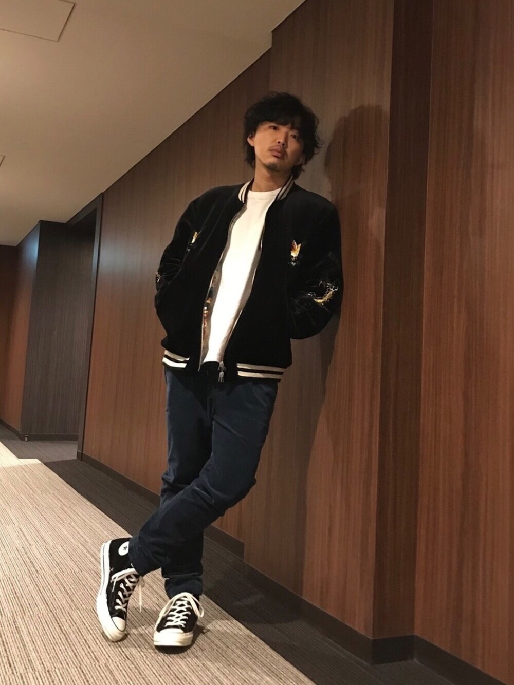 ブラック系のスカジャン、ホワイト系のTシャツ/カットソー、ブルー系のその他パンツを着用したメンズの春コーディネートの1枚目の写真