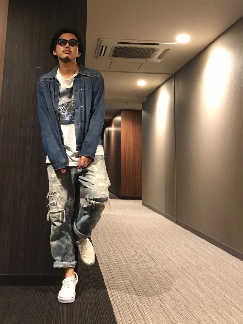 「秋コーデ、ラブアンドピース2020、今日のコーデ、デニムオンデニム、オトナカジュアル、デニムジャケット、デニムパンツ、プリントT、スニーカー」｜「Ayameのアイテム（メガネ、ブラウン系）」を使った、はすみさん（メンズ・170cm）の秋コーディネートの1枚目の写真