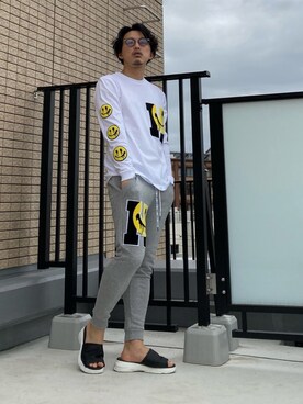 「スウエットパンツ」｜「アイテム（サンダル）」を使った、はすみさん（メンズ・170cm）の春コーディネート
