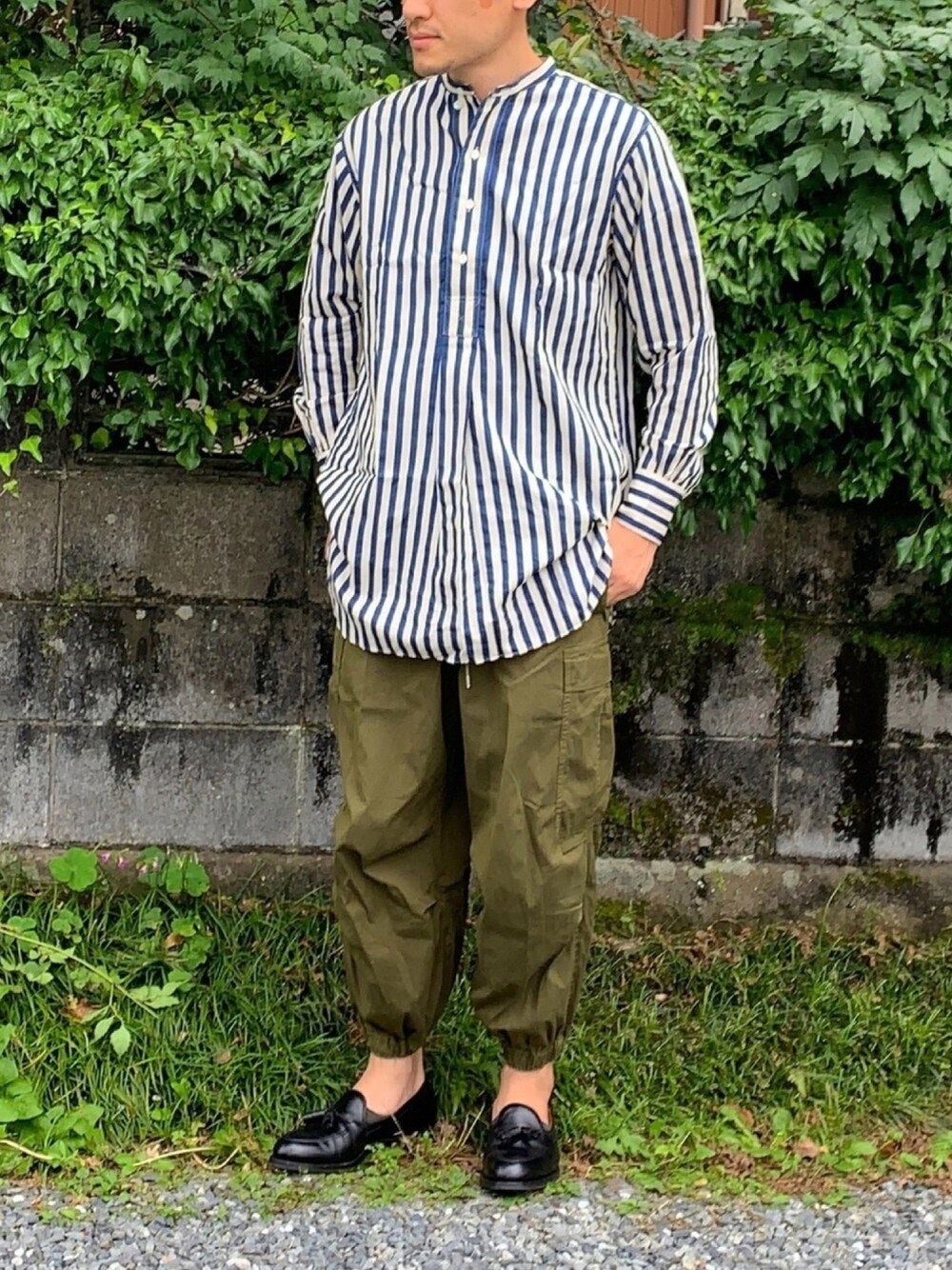 ブラック系のローファー、グリーン系のその他パンツ、ブルー系のシャツ/ブラウスを着用したメンズの夏コーディネートの1枚目の写真