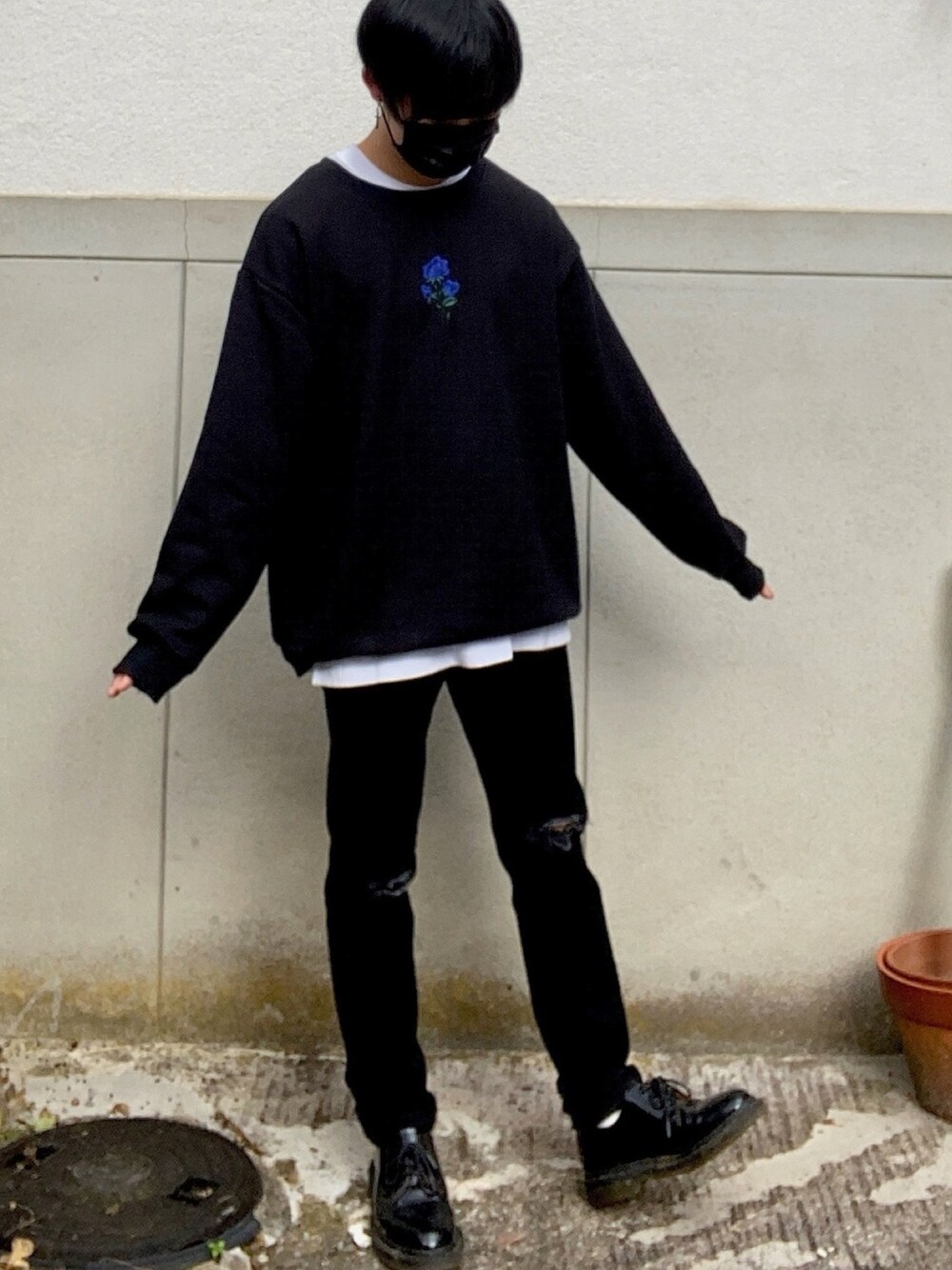 「COOOPER、adrer、バラ柄、スウェット、韓国ファッション、シンプルコーデ、秋のコーデ、低身長、おしゃれさんと繋がりたい、いいね、save、フォローお願いします🤑」｜「ADRERのWEARISTA KEI × COOOPER バラシシュウビッグスウェット（スウェット、ブラック系）」を使った、なおちゃん🇰🇷低身長さん（メンズ・162cm）の秋コーディネートの1枚目の写真