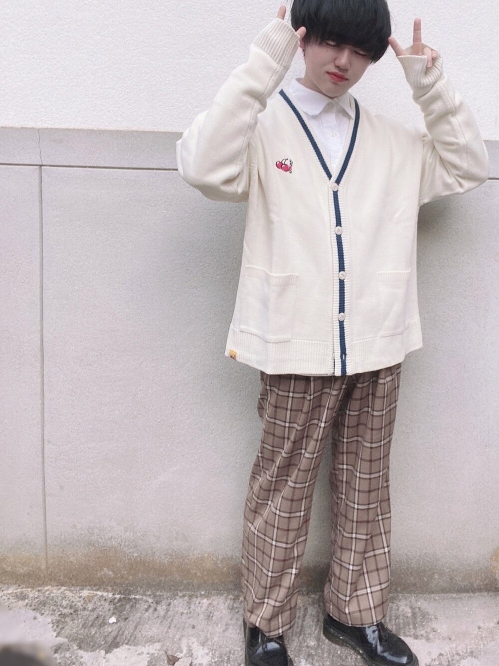 「きれいめカジュアル、カーディガン、kirsh、romanticcrown、チェックパンツ、おしゃれさんと繋がりたい、低身長、いいね、save、フォローお願いします🤑」｜「KIRSHの『KIRSH×ROMANTIC CROWN』GNAC KNIT CARDIGAN/GNACニットカーデ/カーディガン（カーディガン/ボレロ、ホワイト系）」を使った、なおちゃん🇰🇷低身長さん（メンズ・162cm）の春コーディネートの1枚目の写真