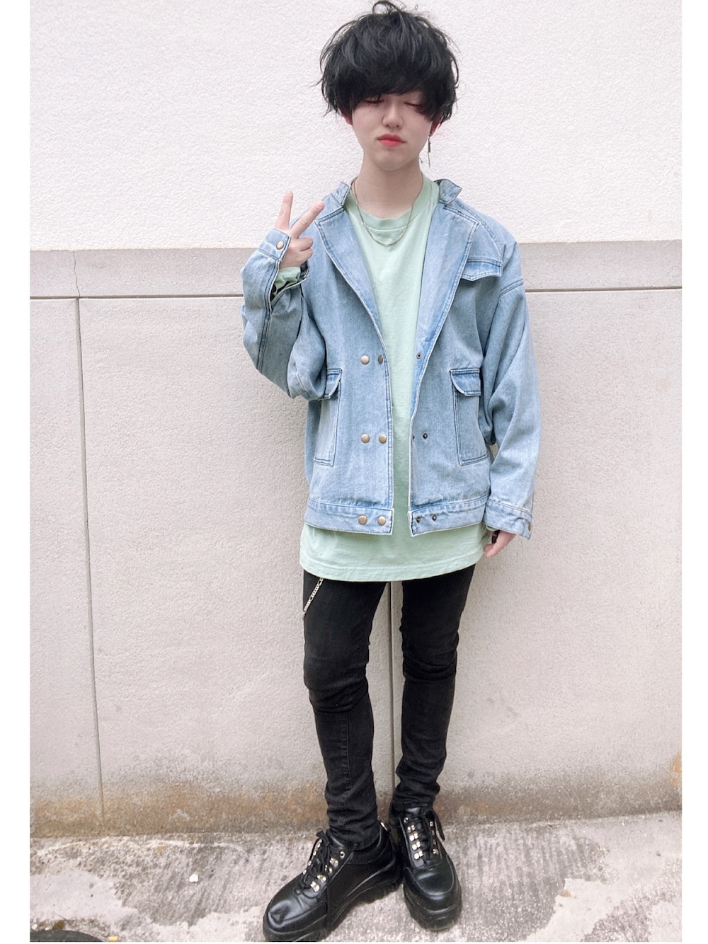 ブルー系のデニムジャケット、グリーン系のTシャツ/カットソー、ブラック系のスニーカーを着用したメンズの春コーディネートの1枚目の写真