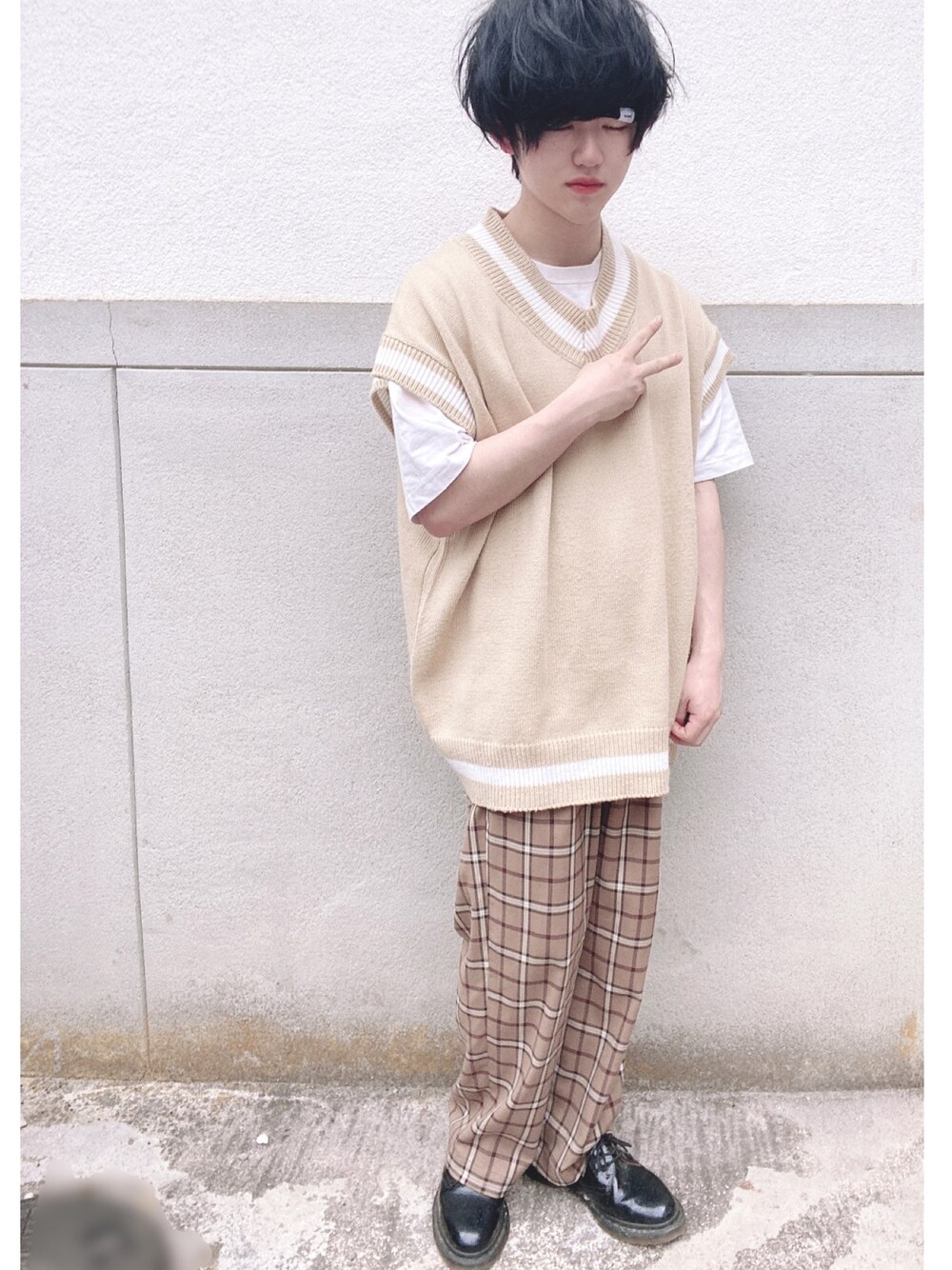 「ベージュ、カジュアル、ニットベスト、ベスト、チェックパンツ、低身長、おしゃれさんと繋がりたい、いいね、save、フォローお願いします🤑」｜「BASQUE magentaの【BASQUE -enthusiastic design-】ビッグシルエット Vネック ニットベスト(無地/チルデン/切替)（ベスト、ベージュ系）」を使った、なおちゃん🇰🇷低身長さん（メンズ・162cm）の春コーディネートの1枚目の写真