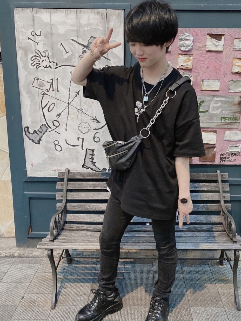 「adrer、バラ柄、オーバーサイズ、ブラック、低身長、おしゃれさんと繋がりたい、いいね、save、フォローお願いします🤑」｜「ADRERのバラシシュウビッグTシャツ（Tシャツ/カットソー、ブラック系）」を使った、なおちゃん🇰🇷低身長さん（メンズ・160cm）の夏コーディネートの1枚目の写真