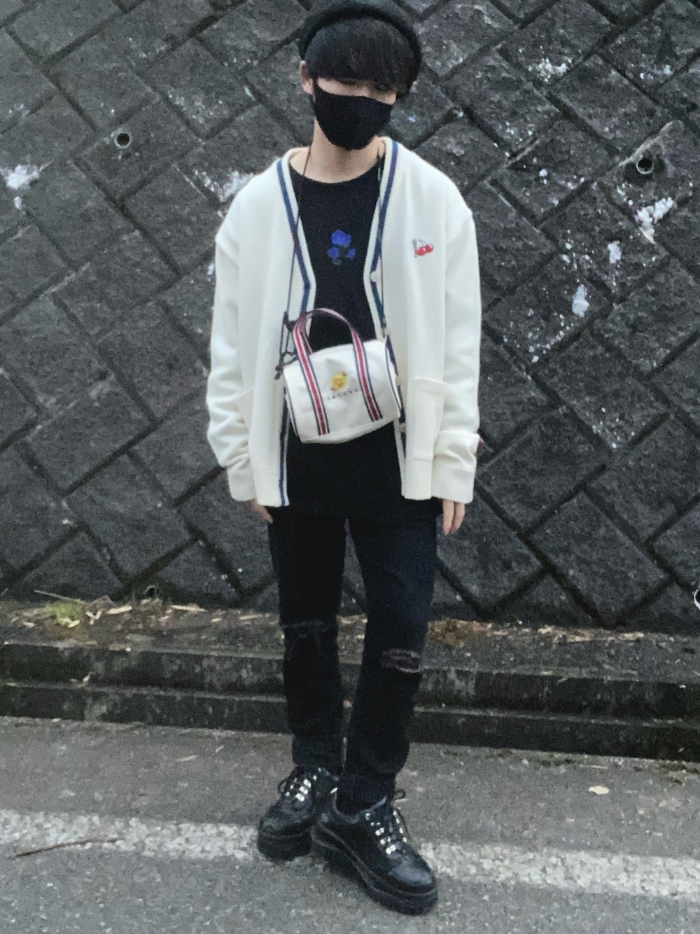 「韓国ファッション、ストリートMIX、カジュアル、ベレー帽、カーディガン、スキニー、romanticcrown、adrer」｜「KIRSHの『KIRSH×ROMANTIC CROWN』GNAC KNIT CARDIGAN/GNACニットカーデ/カーディガン（カーディガン/ボレロ、ホワイト系）」を使った、なおちゃん🇰🇷低身長さん（メンズ・160cm）の冬コーディネートの1枚目の写真