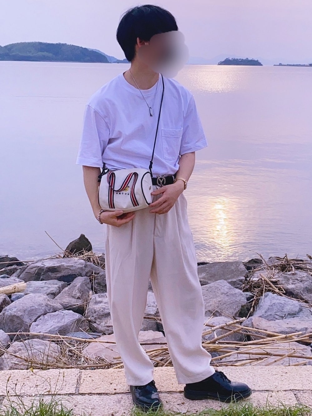 「シンプルコーデ、初夏コーデ、きれいめカジュアル、モノトーン、白シャツ、LILL、Dr.Martens、低身長、おしゃれさんと繋がりたい、いいね、save、フォローお願いします🤑」｜「GUのアイテム（Tシャツ/カットソー、ホワイト系）」を使った、なおちゃん🇰🇷低身長さん（メンズ・159cm）の夏コーディネートの1枚目の写真