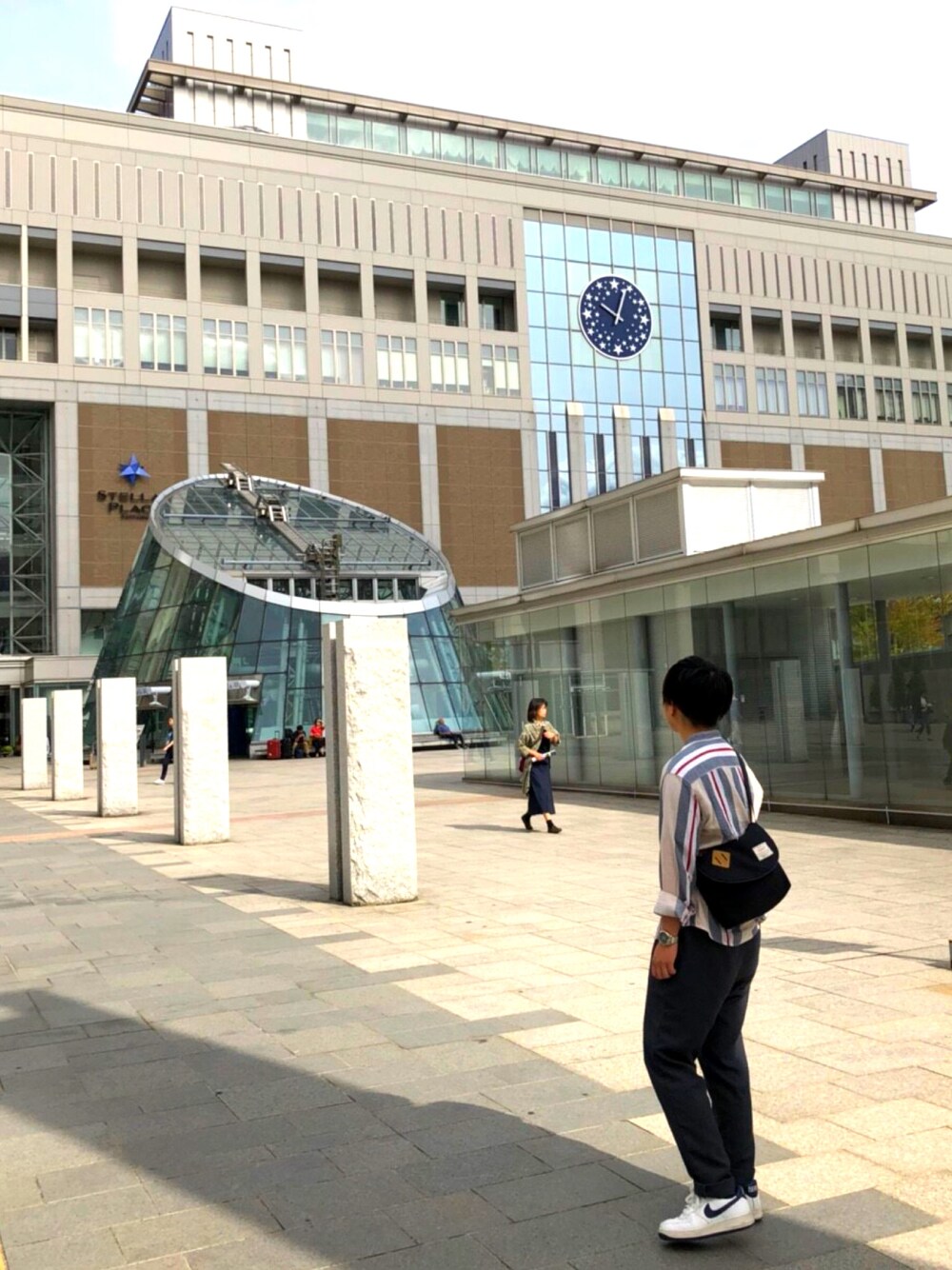 「低身長、シンプル、北海道」｜「古着のアイテム（シャツ/ブラウス、ベージュ系）」を使った、えーちゃんさん（メンズ・160cm）の春コーディネートの1枚目の写真