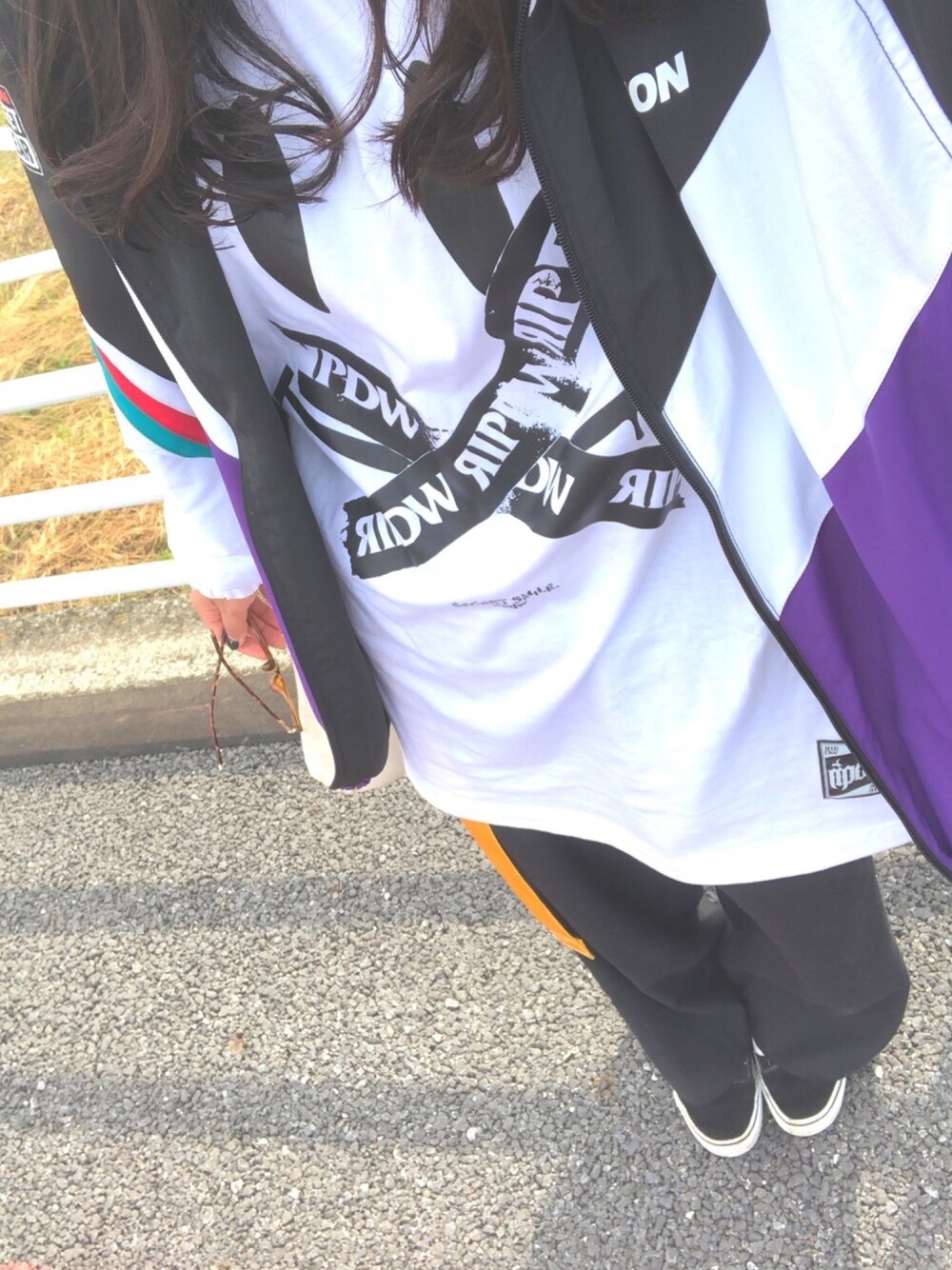 ホワイト系のTシャツ/カットソー、ホワイト系のナイロンジャケット、ブラック系のその他パンツを着用したレディースの秋コーディネートの1枚目の写真