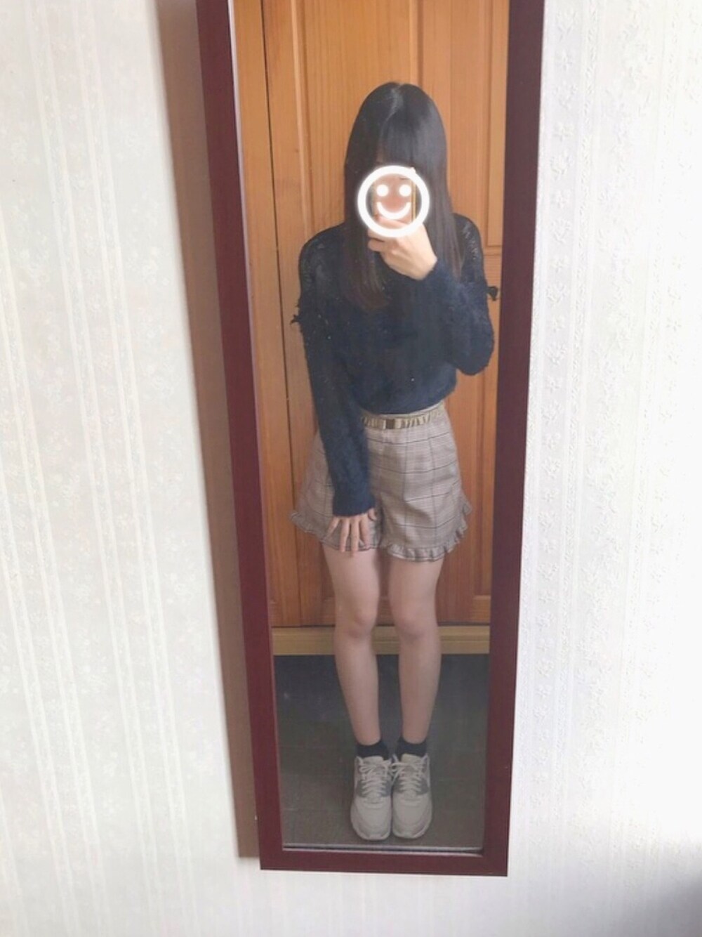 「秋コーデ、ニット、秋冬コーデ、おしゃれさんと繋がりたい、ベージュ、フリルショートパンツ」｜「one after another NICE CLAUPのレース切替ニット（ニット/セーター、ブラック系）」を使った、momo☺︎さん（レディース・163cm）の秋コーディネートの1枚目の写真