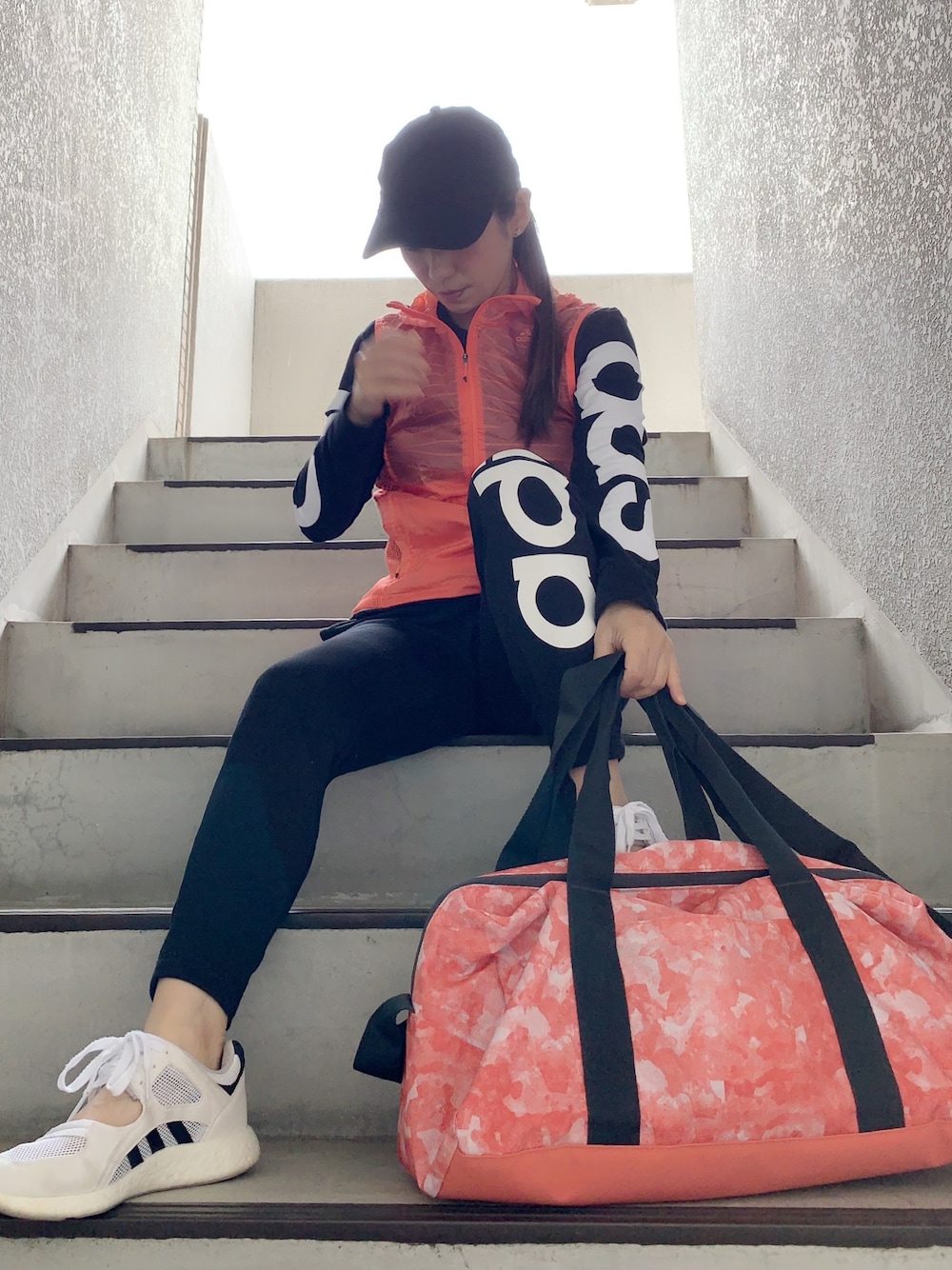 「アスレジャー、アディダスコーデ、スポーツウェア、adidas、スウェット、スウェットパンツ、キャップコーデ」｜「adidasのWaブランドスウェット（スウェット、ブラック系）」を使った、1000birdさん（レディース・156cm）の春コーディネートの1枚目の写真