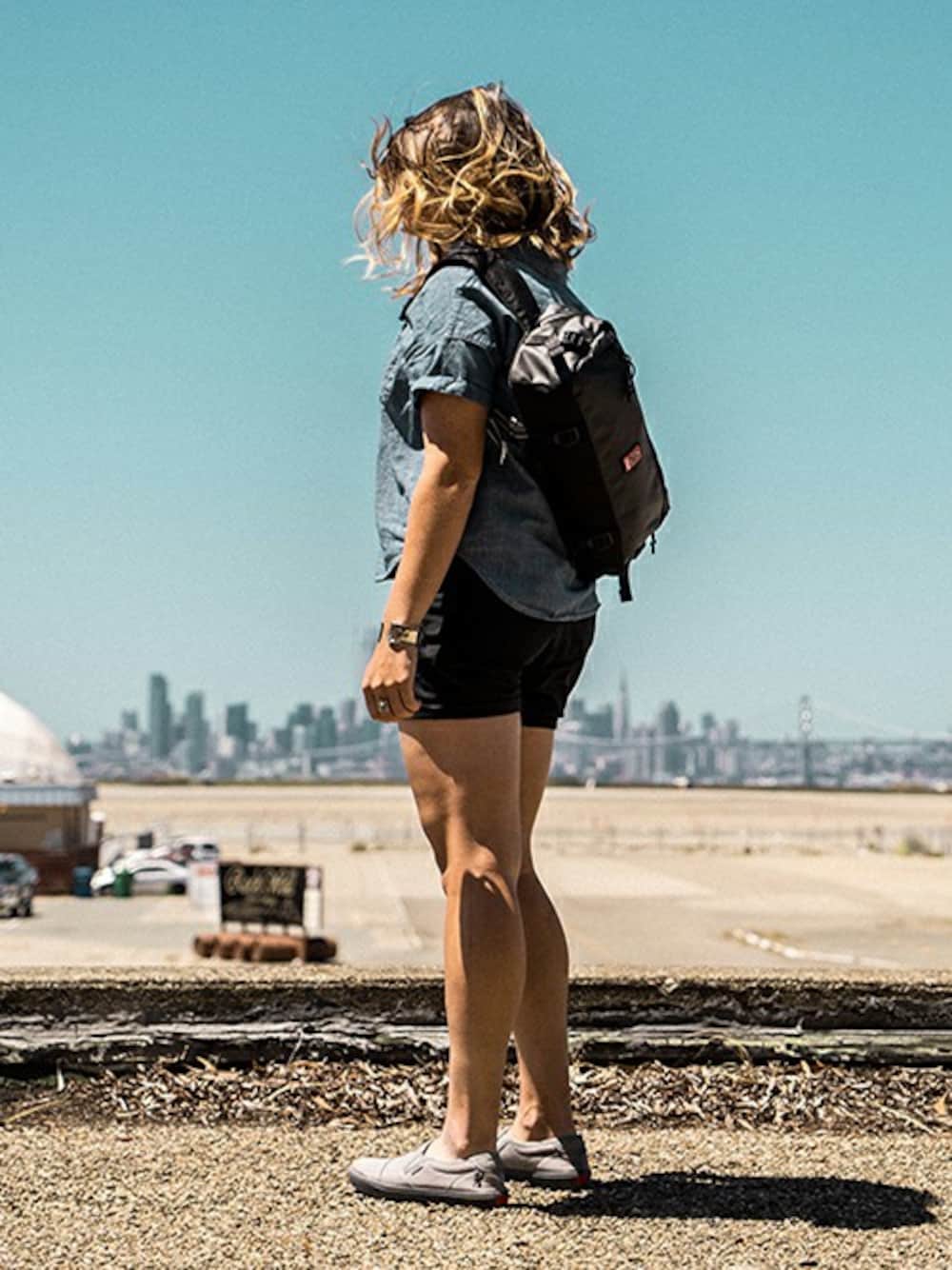 グレー系のボディバッグ/ウエストポーチを着用したレディースの冬コーディネートの1枚目の写真