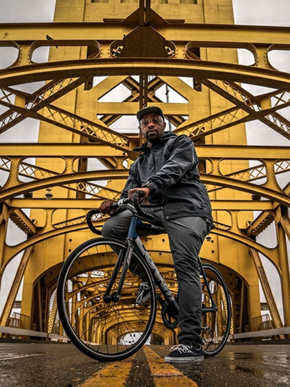 「マウンテンパーカー、自転車スタイル、自転車コーデ、CHROME、防水アウター」｜「CHROMEのSTORM COBRA 2.0 / ストーム コブラ 2.0（マウンテンパーカー、ブラック系）」を使った、CHROMEさん（メンズ・185cm）の冬コーディネートの1枚目の写真