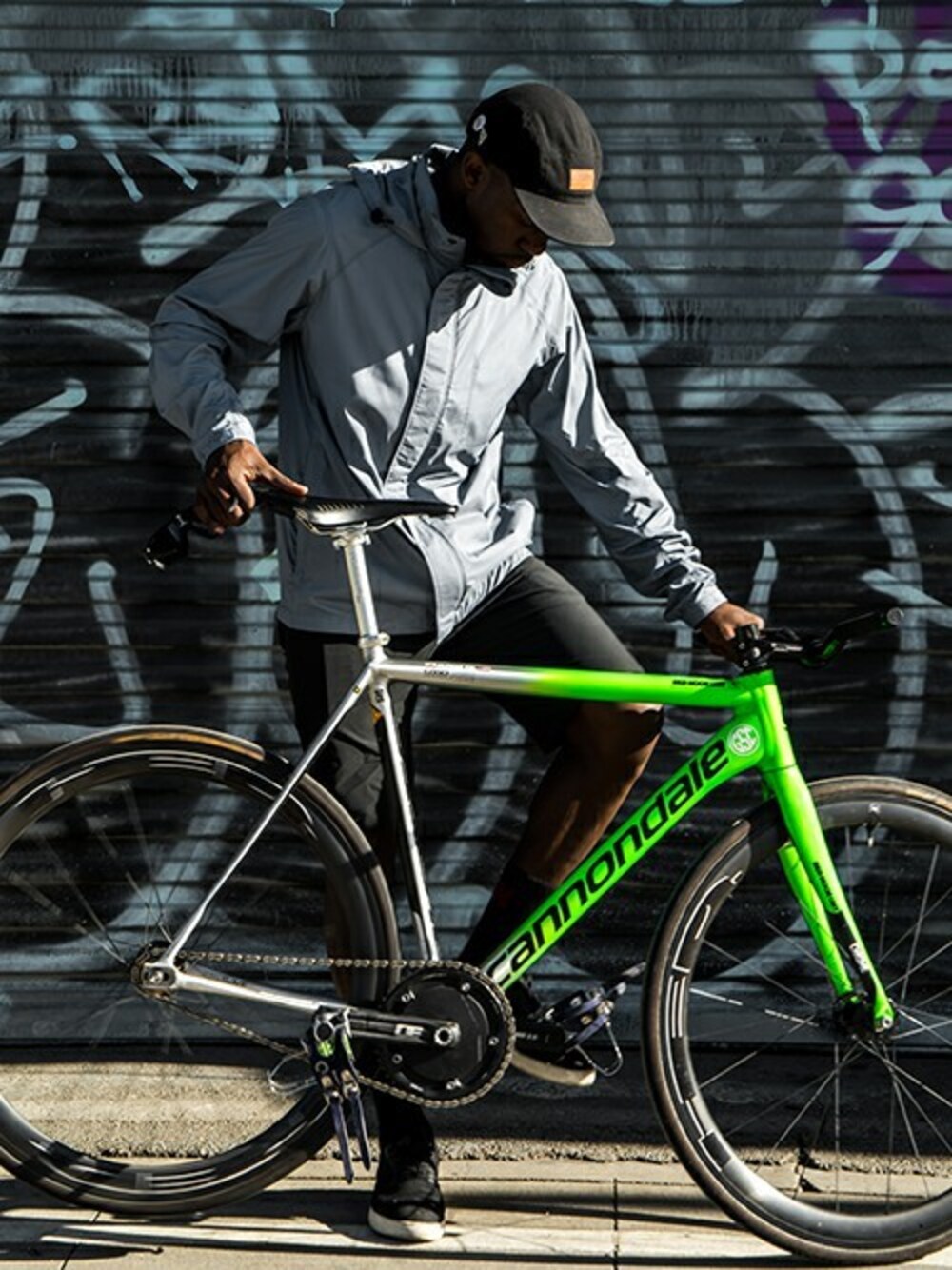「スリッポン、ナイロンジャケット、自転車スタイル、防水、ナイロンパーカー、スリッポンスニーカー、CHROME、パッカブル」｜「CHROMEのWIND COBRA PACKABLE / ウィンド コブラ パッカブル（ナイロンジャケット、ブルー系）」を使った、CHROMEさん（メンズ・185cm）の春コーディネートの1枚目の写真