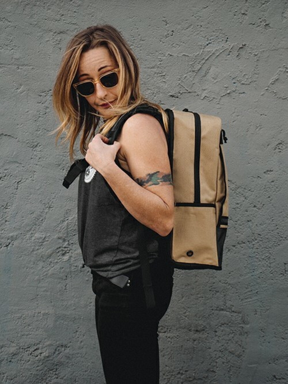 ブラウン系のバックパック/リュックを着用したレディースの夏コーディネートの1枚目の写真