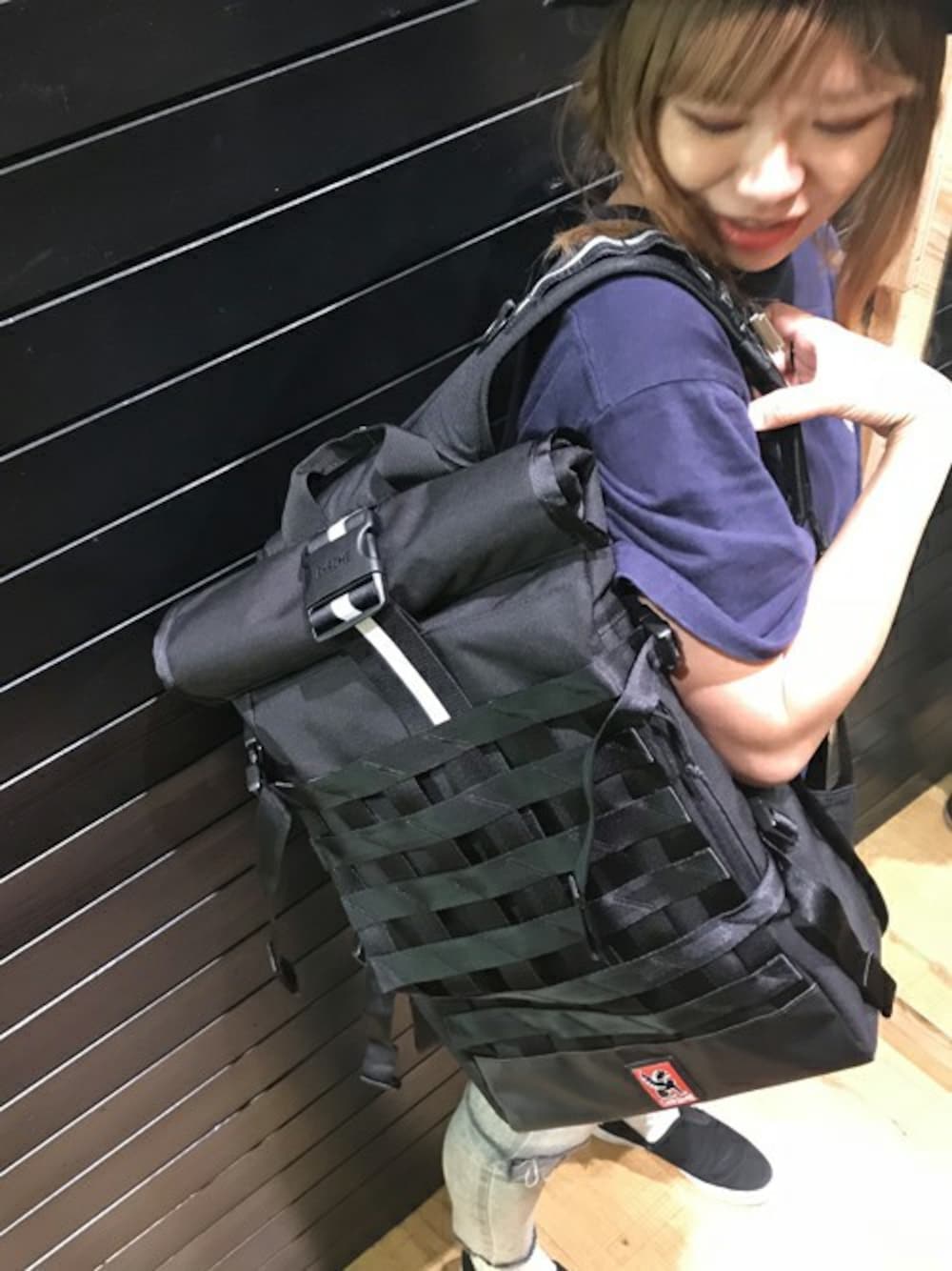 ブラック系のバックパック/リュックを着用したレディースの春コーディネートの1枚目の写真