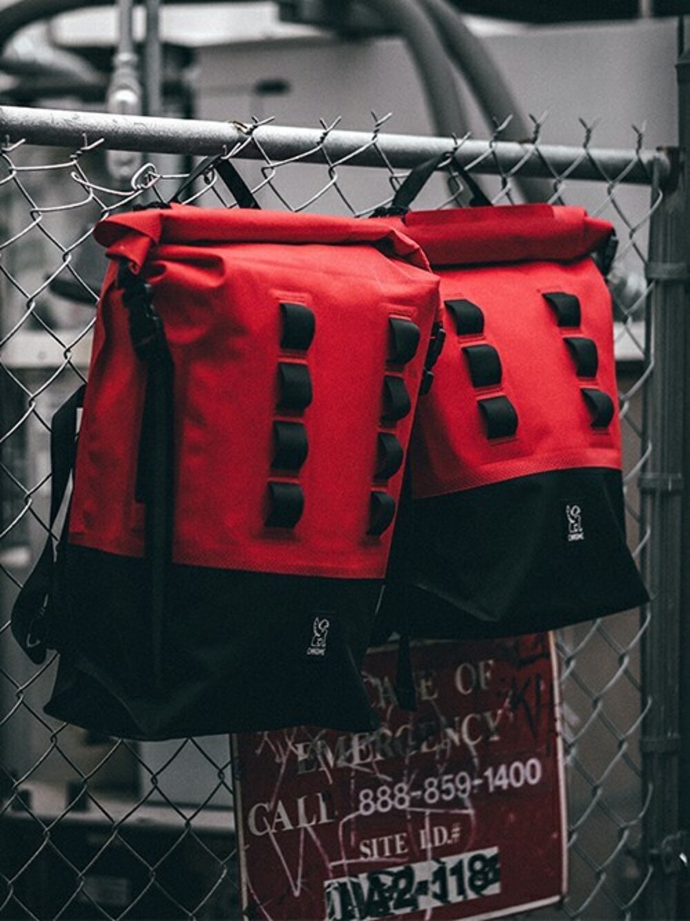 「バックパック、CHROME、ロールトップ、ウォータープルーフ、URBAN EX ROLLTOP 18L、URBAN EX ROLLTOP 28L」｜「CHROMEのURBAN EX ROLLTOP28V2 / アーバン EX ロールトップ28V2（バックパック/リュック、ブラック系）」を使った、CHROMEさん（レディース・175cm）の春コーディネートの1枚目の写真