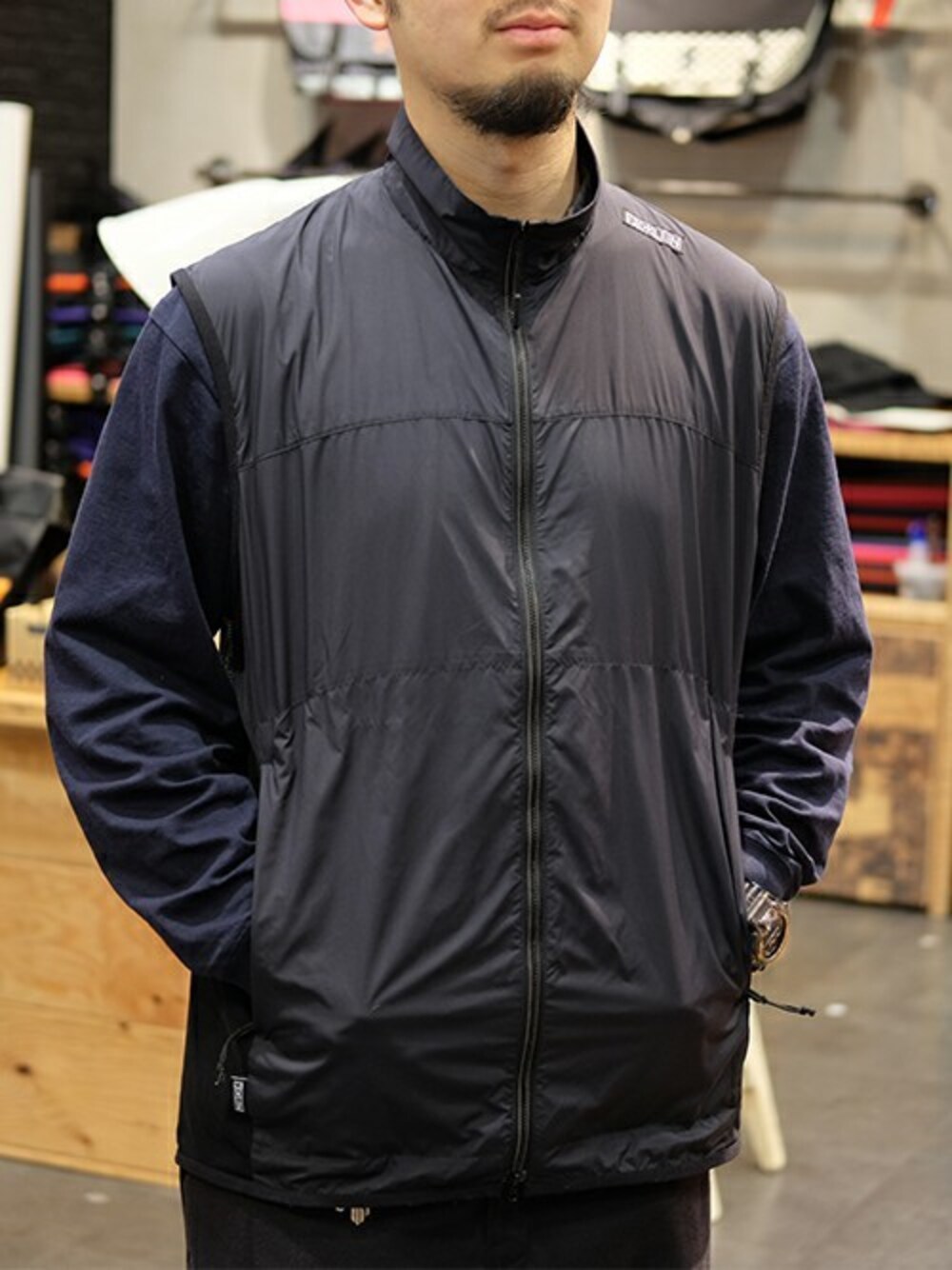 「ベスト、レイヤードスタイル、自転車スタイル、メッシュ、CHROME、Dustin Klein」｜「CHROMEのD.KLEIN ZIP WINDVEST / D.KLEIN ジップ ウィンドベスト（ベスト、ブラック系）」を使った、CHROMEさん（メンズ・175cm）の春コーディネートの1枚目の写真