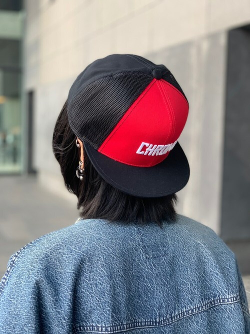 「CAP、メッシュキャップ、CHROME、CAP女子」｜「CHROMEのSHORT VISOR MESH CAP / ショート バイザー メッシュ キャップ（キャップ、ブラック系）」を使った、CHROMEさん（レディース・162cm）の春コーディネートの1枚目の写真