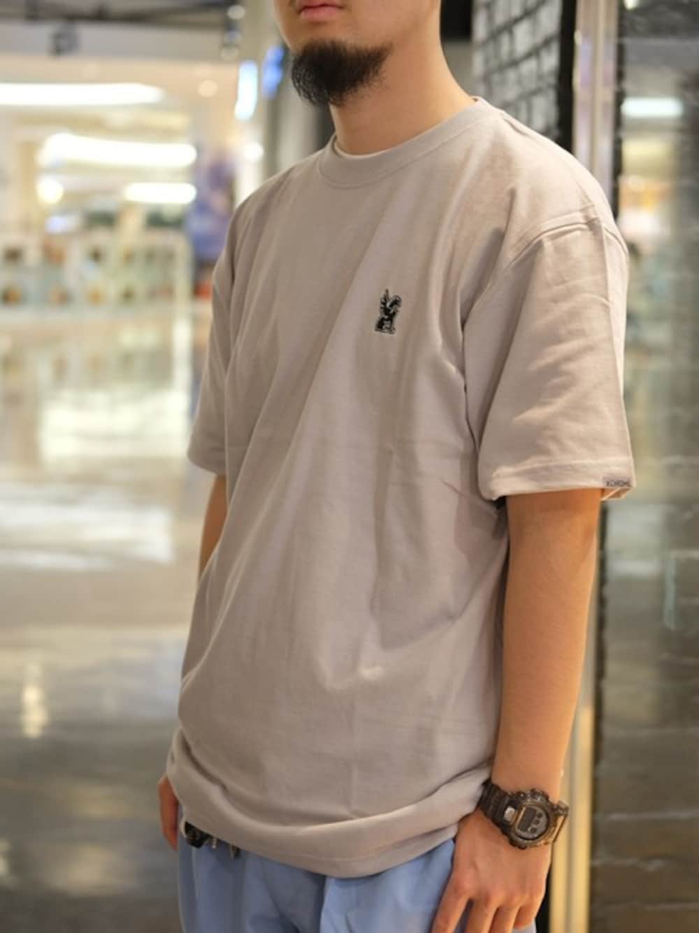 「CHROMEのSYMBOL POINT TEE / シンボル ポイント ロゴTシャツ ワンポイント リフレクター ユニセックス（Tシャツ/カットソー、グレー系）」を使った、CHROMEさん（メンズ・175cm）の夏コーディネートの1枚目の写真