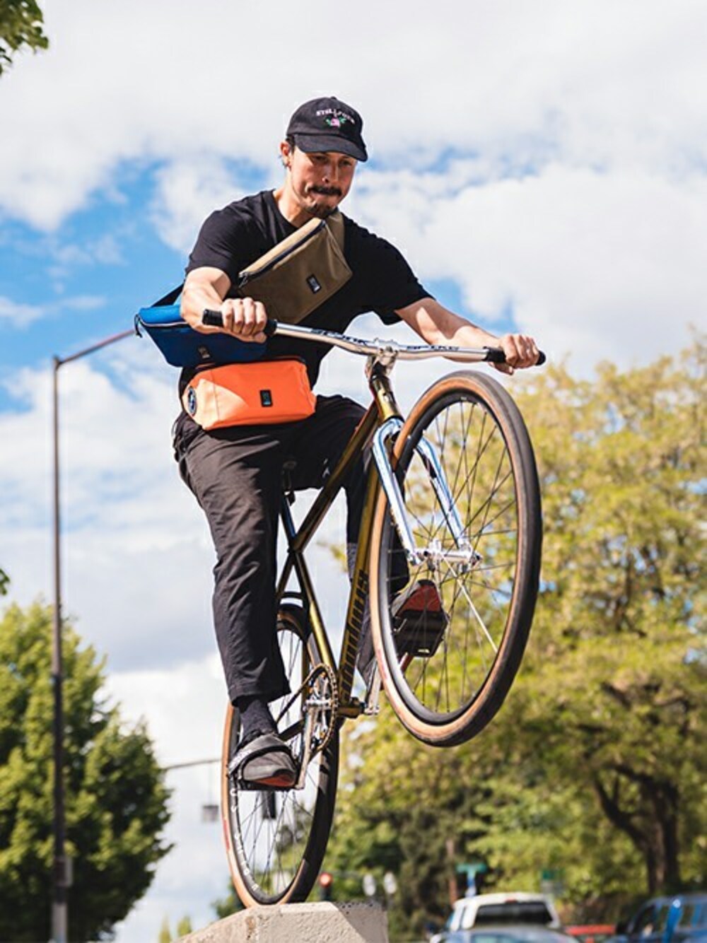 「自転車スタイル、ボディバッグ、CHROME、SHANK、サコッシュ、スリングバック、斜めがけバック、John Cardiel」｜「CHROMEのSHANK / シャンク スリング ウエストバッグ ボディバッグ（ボディバッグ/ウエストポーチ、ブルー系）」を使った、CHROMEさん（メンズ・180cm）の夏コーディネートの1枚目の写真
