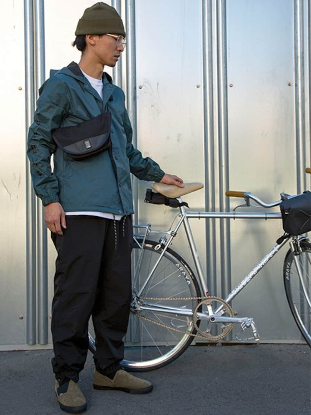 「カジュアル、コーチジャケット、自転車スタイル、CHROME」｜「CHROMEのHOODED COACH JACKET / フーディーコーチジャケット ナイロンジャケット（ナイロンジャケット、グレー系）」を使った、CHROMEさん（メンズ・178cm）の秋コーディネートの1枚目の写真