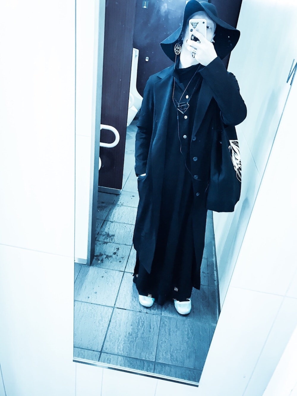 「ブラックコーデ、yohji yamamoto 、Y's、アマツカミ、ナイキ、エアフライトポジット、ポジット、モード、OROKA」｜「OROKAのアイテム（トートバッグ、ブラック系）」を使った、田中ショヲタさん（メンズ・165cm）の冬コーディネートの1枚目の写真