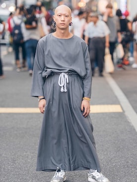「オールグレー」｜「アイテム（腕時計）」を使った、田中ショヲタさん（メンズ・165cm）の秋コーディネート
