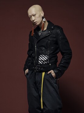 「off white（オフホワイト）のアイテム（ライダースジャケット）」を使った、田中ショヲタさん（メンズ・166cm）の冬コーディネート