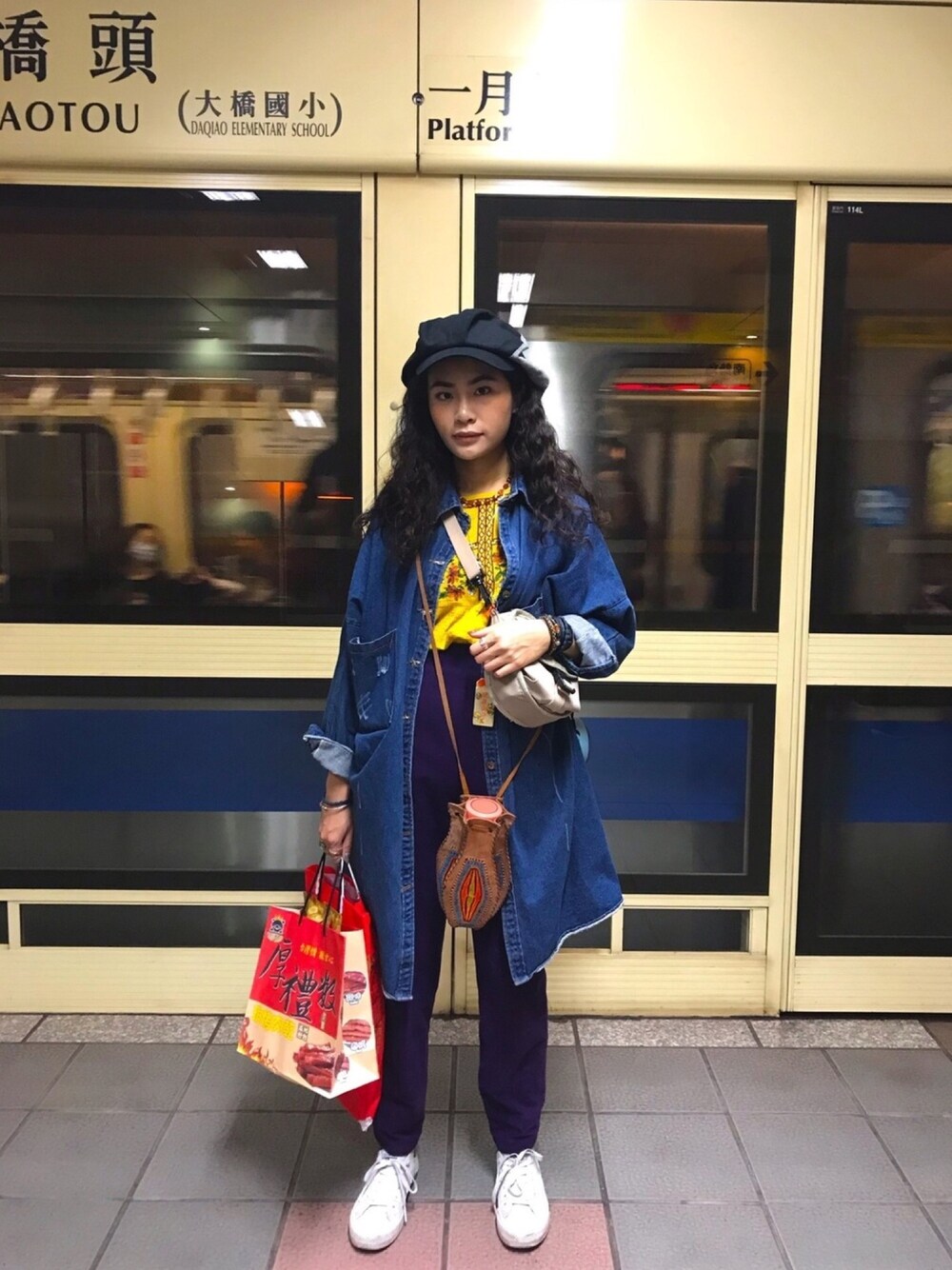 「ootd、街頭穿搭、復古、converse、vintage、古着、コンバース、winter、冬コーデ、エスニック」｜「VII&COのアイテム（キャスケット、ブラック系）」を使った、星あめき🌻阿葵🇹🇼さん（レディース・165cm）の冬コーディネートの1枚目の写真