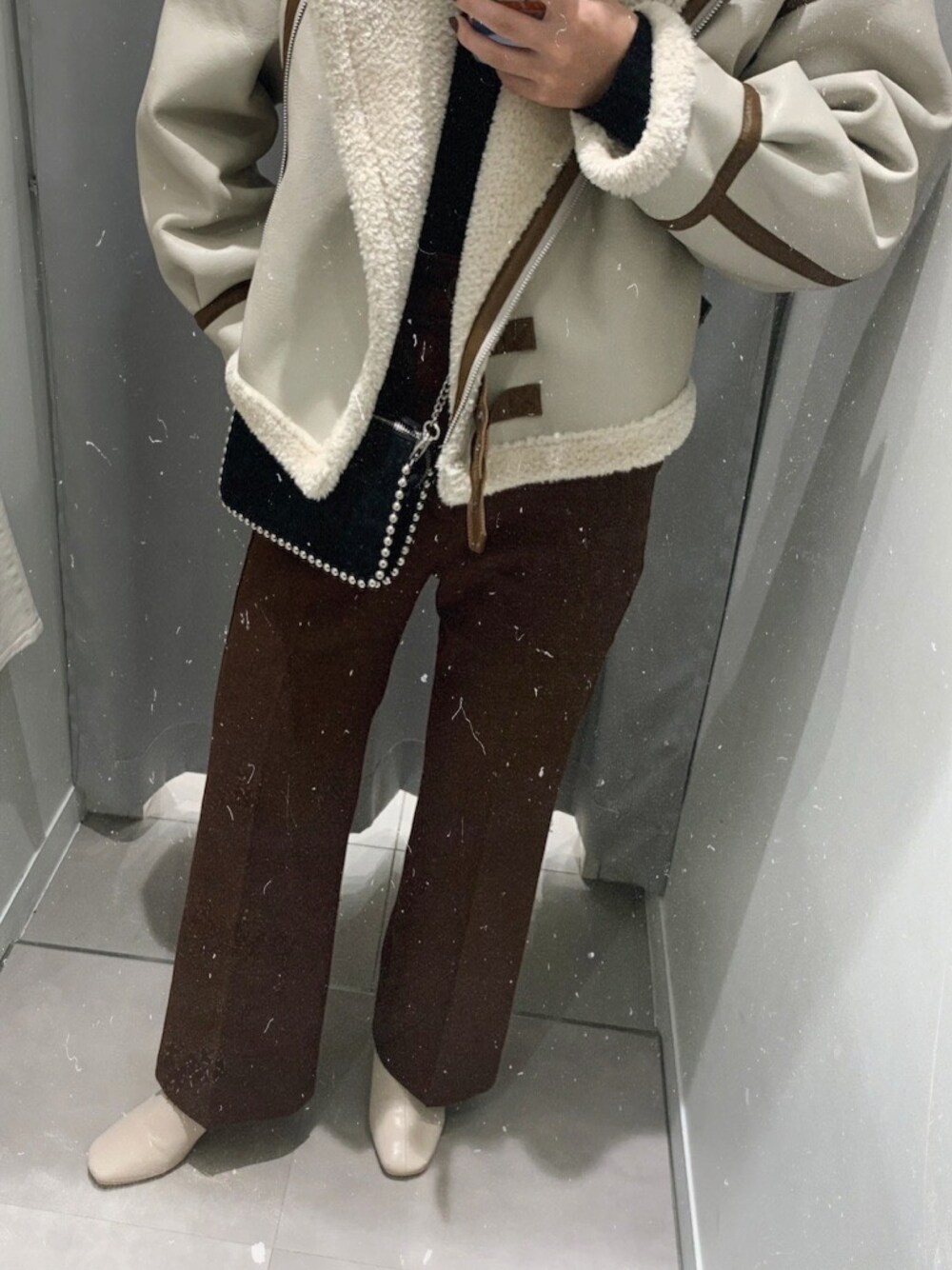 「私の推しブランド、おしゃれさんと繋がりたい、ムートンコート、ホワイトブーツ、ショートブーツ、ブーツ、フレアパンツ」｜「Heatherのスリムフィットスラックスパンツ　856667（スラックス、ブラウン系）」を使った、kikiさん（レディース・160cm）の冬コーディネートの1枚目の写真