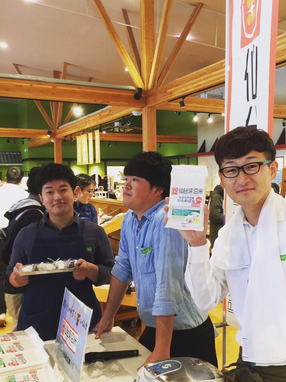「お米、農業、仙台、坪沼」｜「ひとめぼれのアイテム（その他、ホワイト系）」を使った、ロバート馬場裕之さん（メンズ・181cm）の冬コーディネートの1枚目の写真