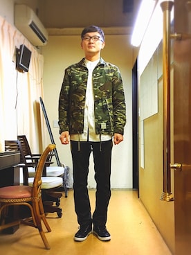 「ノーカラーシャツ」｜「アイテム（その他アウター）」を使った、ロバート馬場裕之さん（メンズ・181cm）の春コーディネート