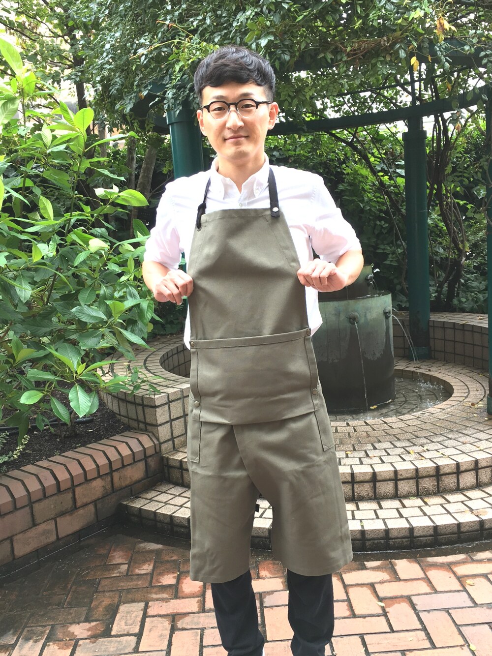 「エプロン」｜「ASTRUCTのアイテム（エプロン、その他）」を使った、ロバート馬場裕之さん（メンズ・181cm）の秋コーディネートの1枚目の写真