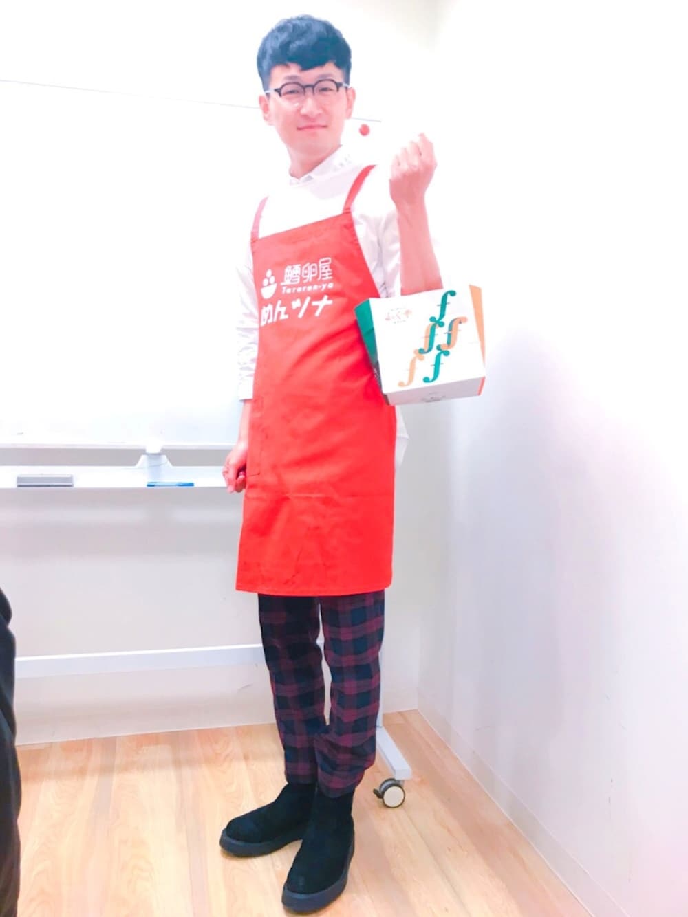 「料理男子、エプロン、明太子、めんツナカン缶、PR」｜「ZARAのアイテム（シャツ/ブラウス、ホワイト系）」を使った、ロバート馬場裕之さん（メンズ・181cm）の秋コーディネートの1枚目の写真