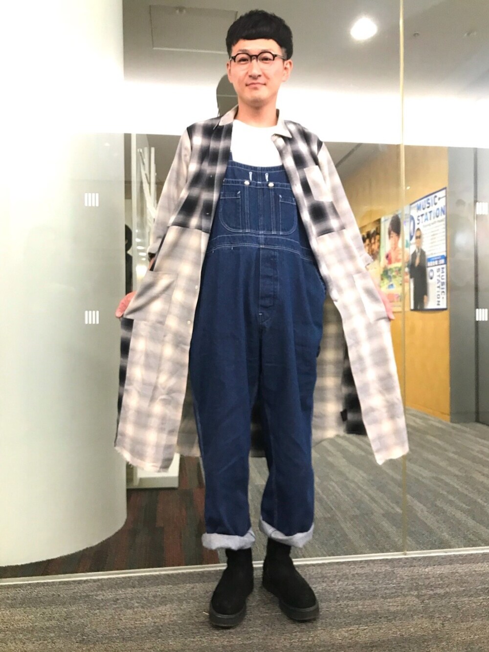 「オーバーオール、デニム、古着、チェックシャツ、ロングシャツ、パッチワーク、アメカジ」｜「古着のアイテム（サロペット/オーバーオール、ブルー系）」を使った、ロバート馬場裕之さん（メンズ・181cm）の冬コーディネートの1枚目の写真