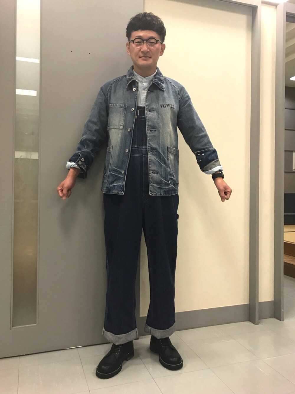 「デニム、デニムジャケット、オーバーオール、ブルーコーデ、カバーオール」｜「VIRGOwearworksのVGW COVERALLS（カバーオール、ブルー系）」を使った、ロバート馬場裕之さん（メンズ・181cm）の秋コーディネートの1枚目の写真